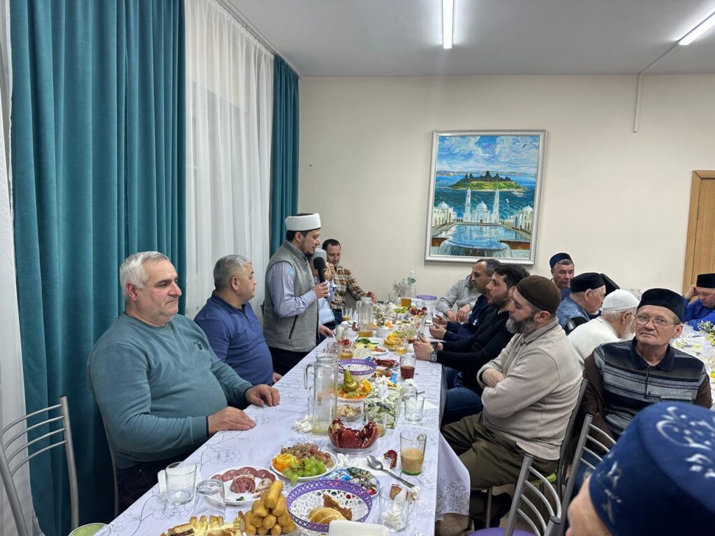 Tatarıstanda Leninoqorsk şəhərinin Azərbaycan icmasının rəhbəri iftar süfrəsi təşkil edib