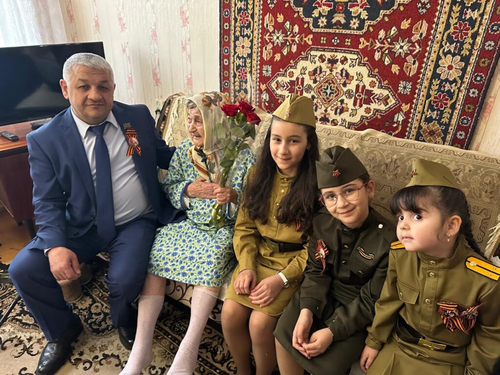 Leninoqorskdakı “BİRLİK” təşkilatı Qələbənin 80-ci ildönümü şərəfinə veteranları təbrik edib