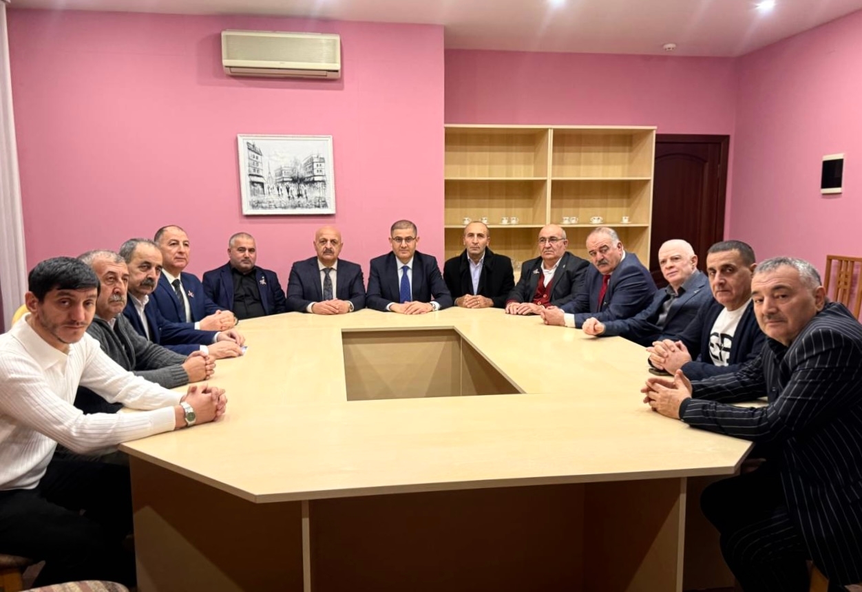 
Baş konsulluğun rəhbəri vəzifələrini icra edən Şöhrət Mustafayev Krasnoyarskdakı soydaşlarımızla görüşüb