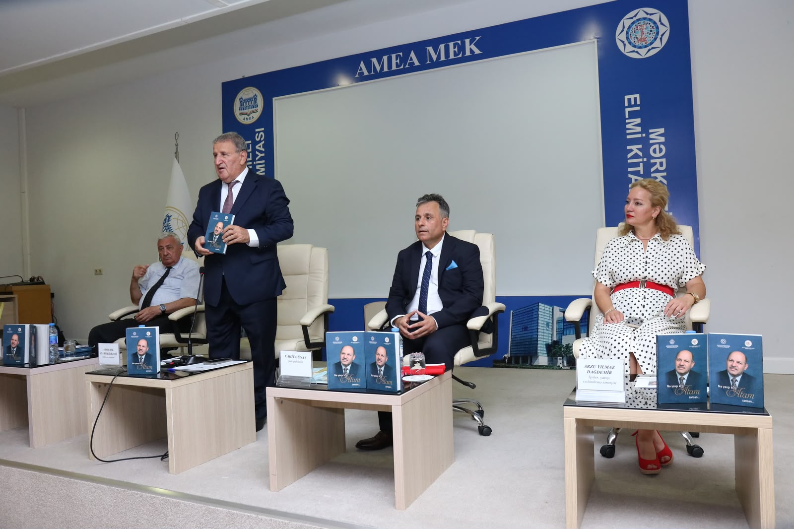 AMEA-da Jalə Cəfərovanın &ldquo;Nə yaxşı ki, atam sənsən&rdquo; kitabının təqdimatı keçirilib