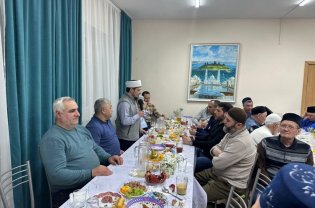 Tatarıstanda Leninoqorsk şəhərinin Azərbaycan icmasının rəhbəri iftar süfrəsi təşkil edib