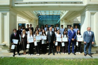 Tələbə qəbulu imtahanında Binəqədi rayonu üzrə yüksək nəticə göstərən gənclərlə görüş keçirilib