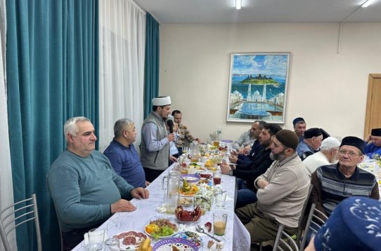 Tatarıstanda Leninoqorsk şəhərinin Azərbaycan icmasının rəhbəri iftar süfrəsi təşkil edib