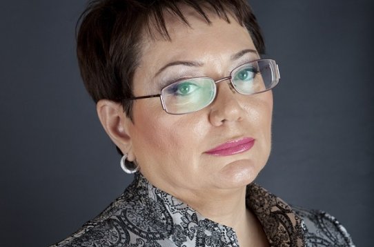 Kitablar səltənəti: Xalq yazıçısı Elmira Axundova