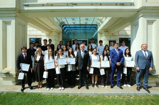 Tələbə qəbulu imtahanında Binəqədi rayonu üzrə yüksək nəticə göstərən gənclərlə görüş keçirilib