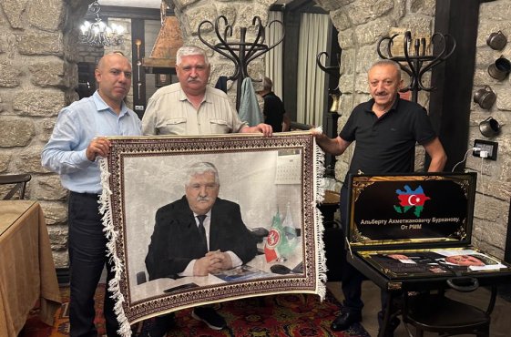 Tanınmış tatar alimi Albert Burhanov Bakıda mükafatlandırılıb
