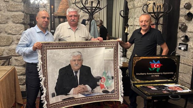 Tanınmış tatar alimi Albert Burhanov Bakıda mükafatlandırılıb
